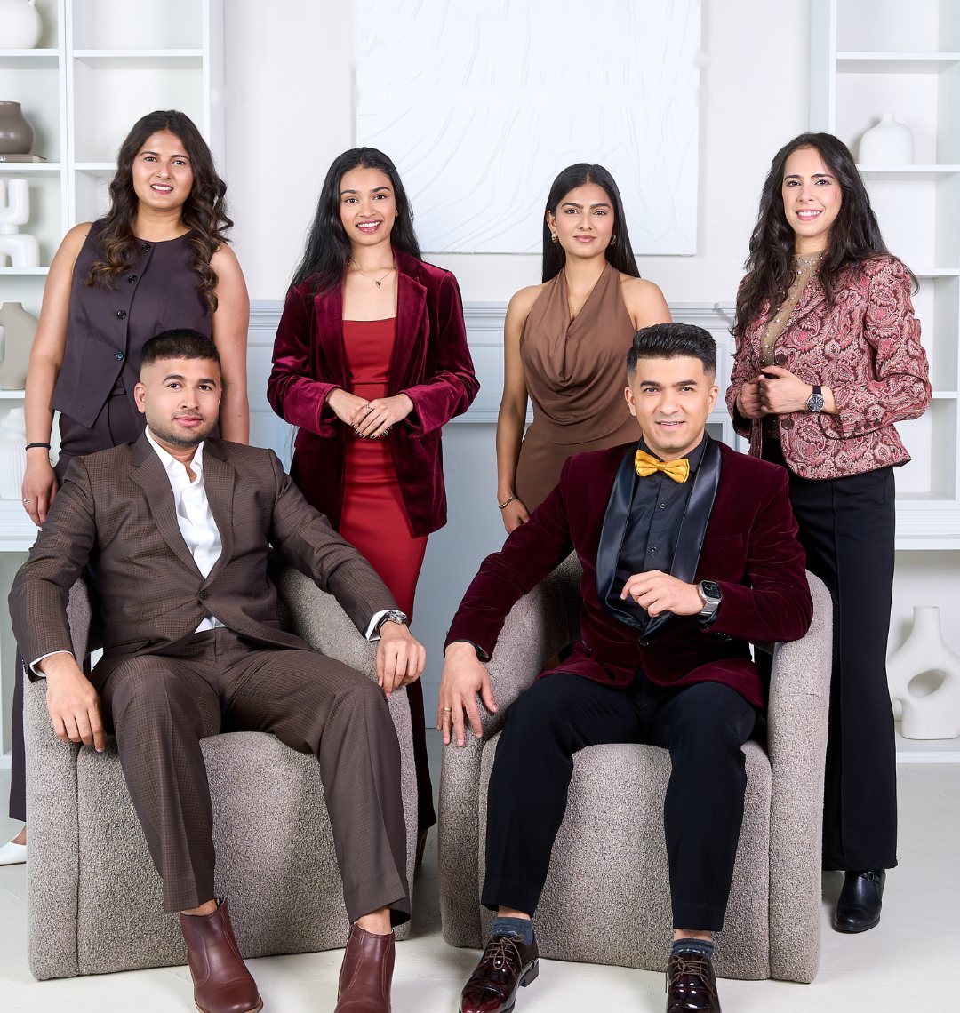 The six Team Vibes emcees together: Pratik and Jaymin seated in armchairs, Yesha, Foram Gohil, Foram Patel and Niketa standing behind them